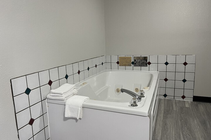 1 King Bed Mobility Accessible Bathtub with Grab Bars (11 of 23)