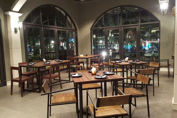 Dining 33 of 48