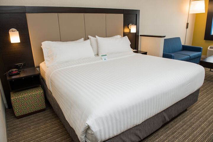 1 King Bed (5 of 14)