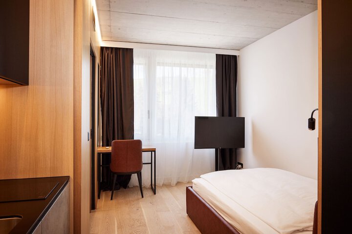 Room 9 of 38