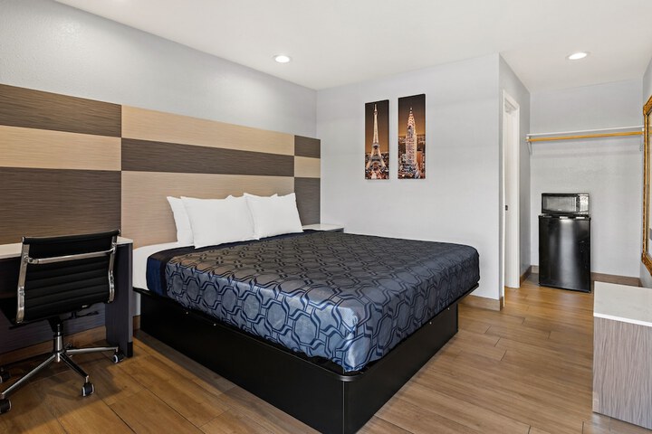 1 Queen Bed (7 of 11)