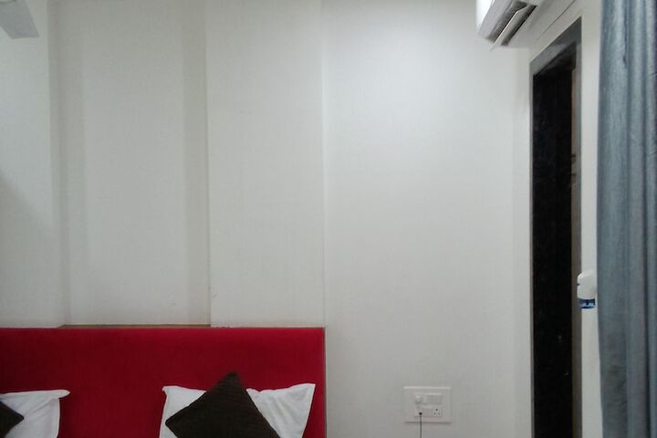 Room 4 of 12