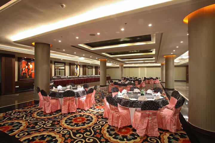 Ballroom/Hall 32 of 40