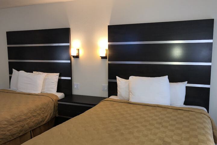 2 Double Beds (11 of 13)