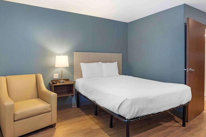Standard Studio 1 Queen Bed (1 of 11)