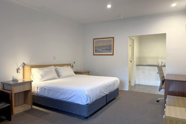 Room 16 of 28