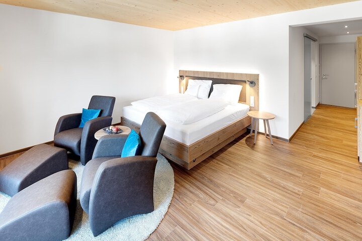 Room 8 of 90