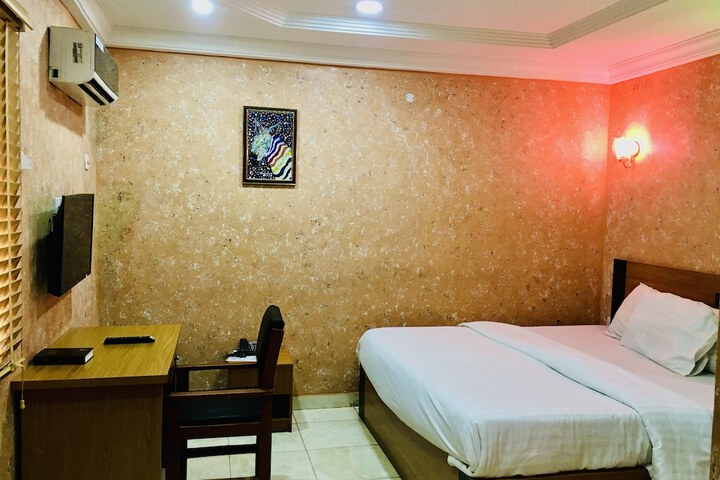Room 10 of 35