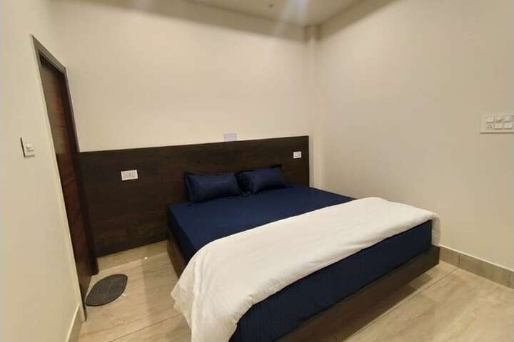 Room 6 of 9