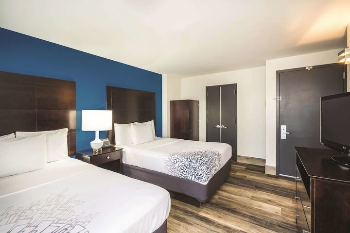 2 Double Beds (5 of 7)