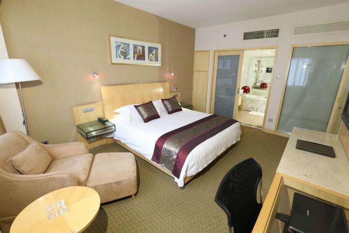 Room 4 of 7