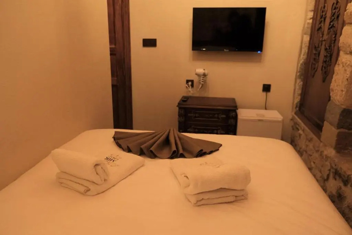 Room 4 of 16