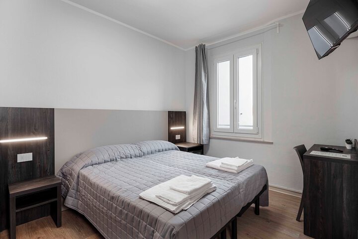 Room 5 of 12