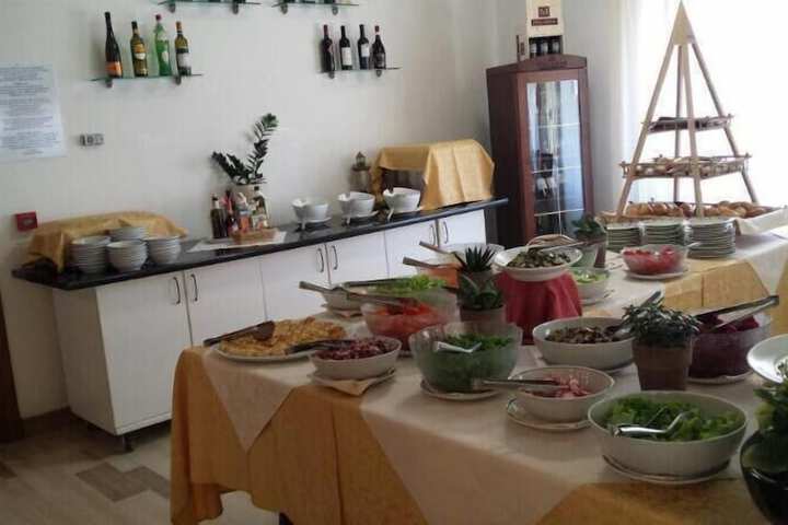 Dining 34 of 46