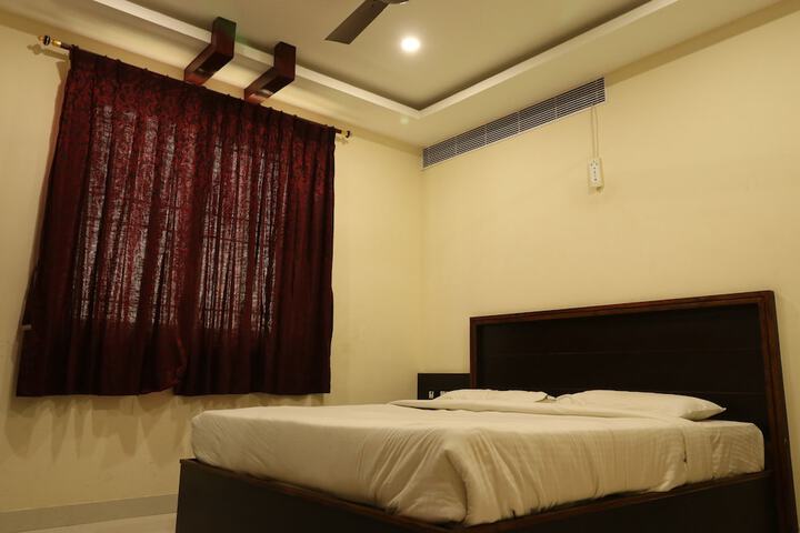 Room 7 of 12