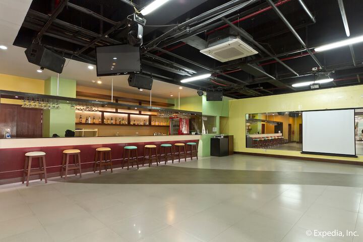 Lounge 137 of 156