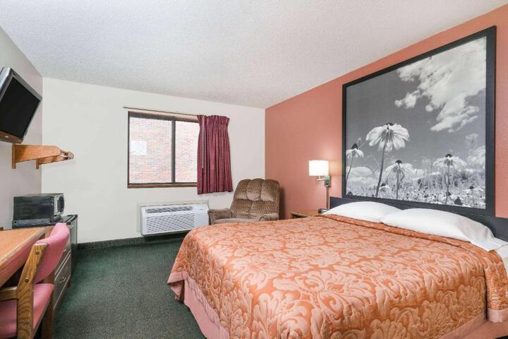 1 King Bed (1 of 3)