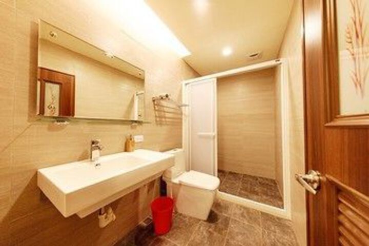 Room 4 of 25