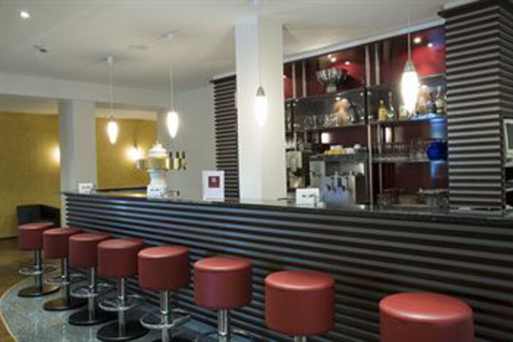 Lounge 10 of 20