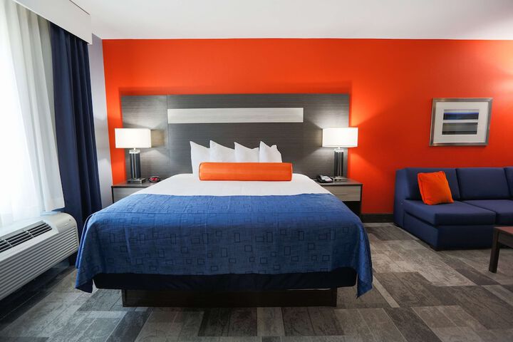 1 King Bed Pillowtop Bed 40 Inch LCD TV, Microwave and Refrigerator Full Breakfast (10 of 18)