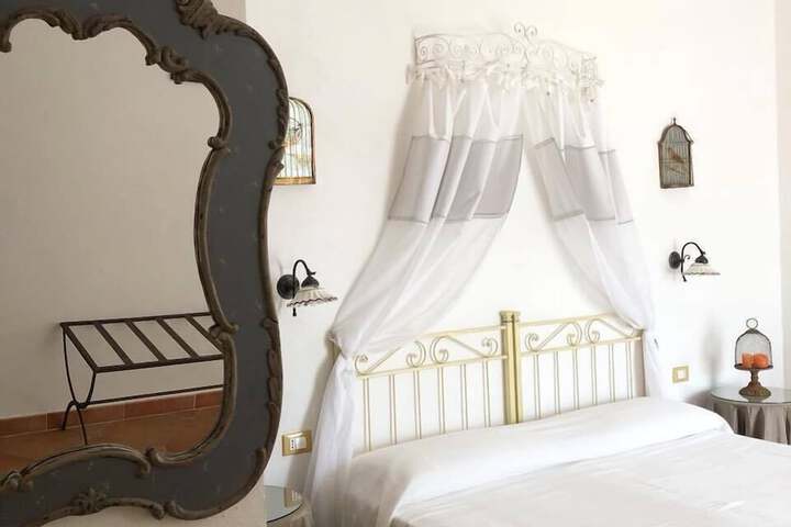 Room 6 of 33