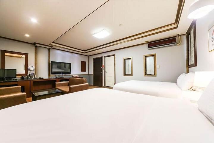 Room 10 of 26