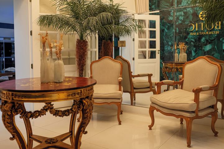 Lounge 130 of 137