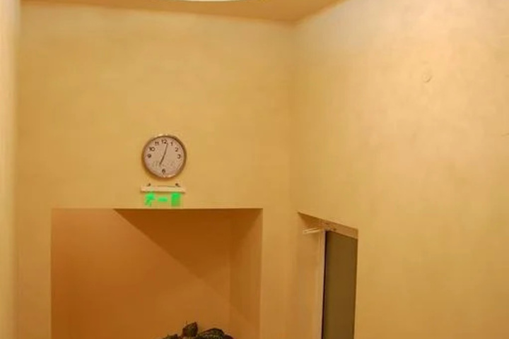 Room 8 of 10