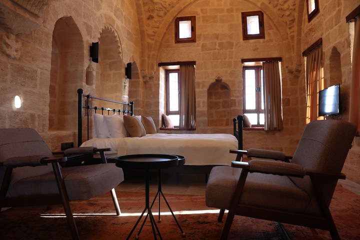 Room 4 of 25