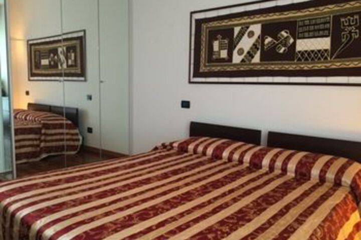 Room 4 of 7
