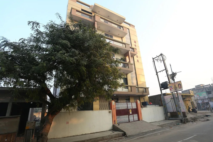 OYO 26931 Madhav Bhavan
