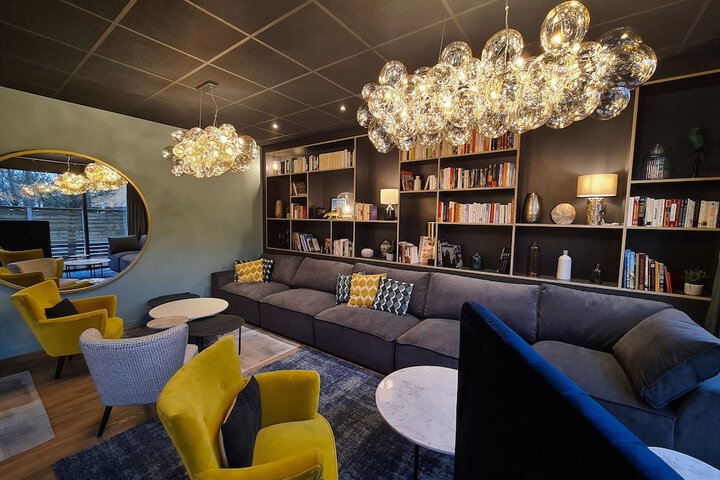 Lounge 53 of 69