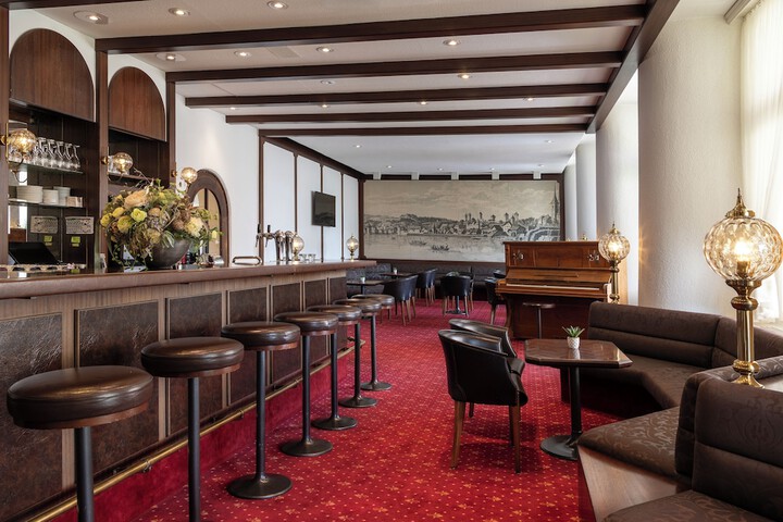 Lounge 43 of 47
