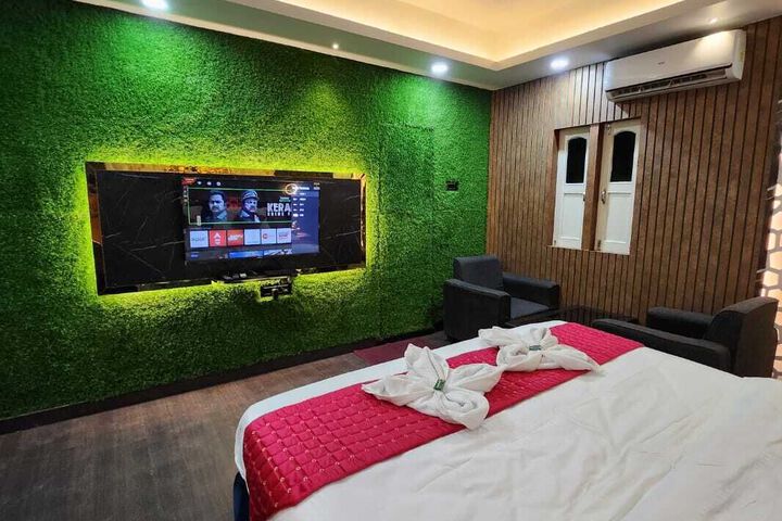 Room 6 of 9