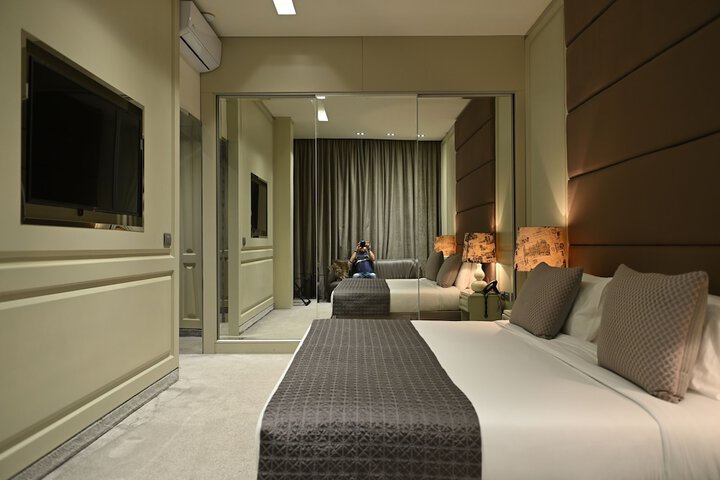 Room 13 of 76