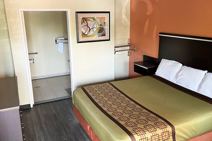 1 King Bed (4 of 14)