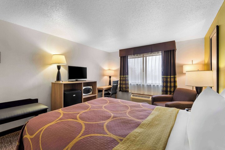 1 Queen Bed Accessible Room (5 of 6)