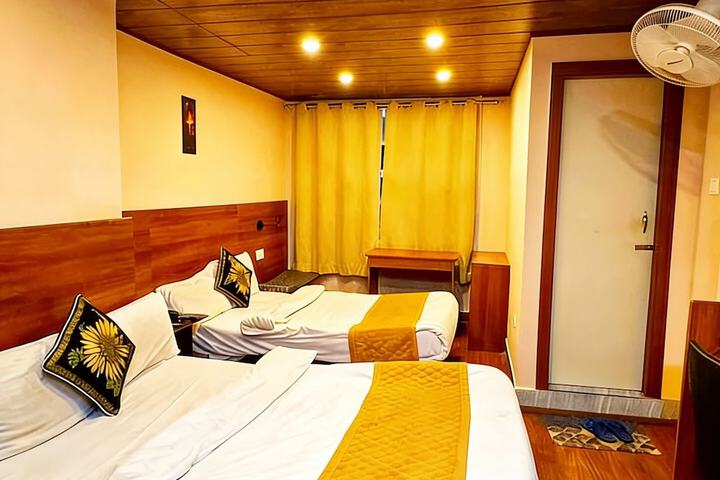 Room 4 of 18