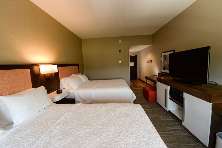 2 Queen Beds Hearing Accessible (7 of 8)