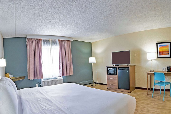 1 King Bed (13 of 18)