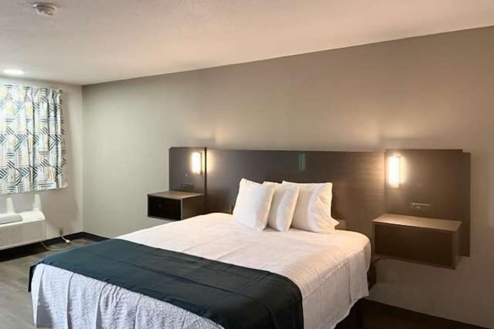 1 King Bed (4 of 14)