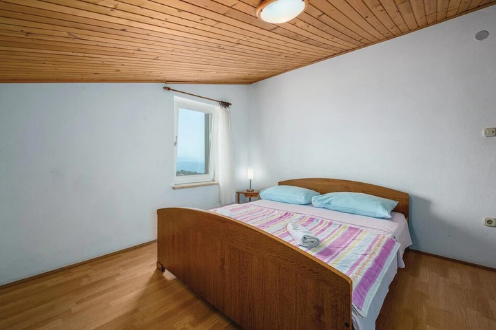 Room 4 of 16