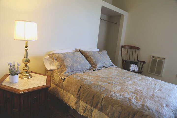 Single Room (2 of 3)