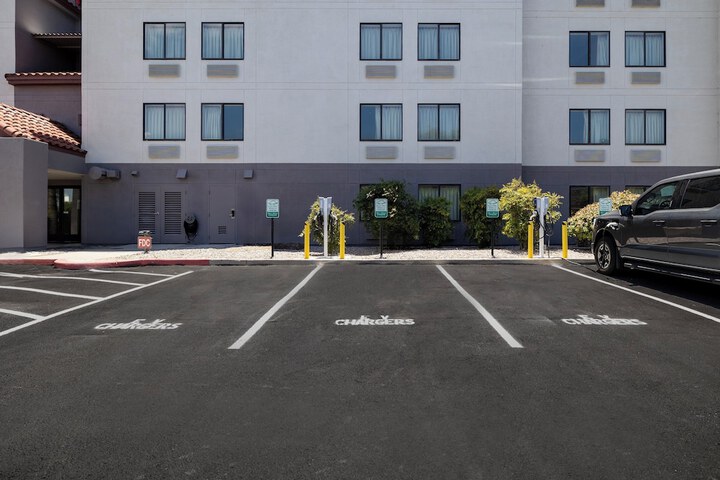 Electric vehicle charging station