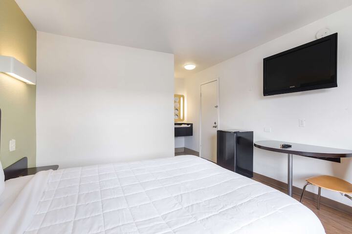 1 Queen Bed (10 of 15)