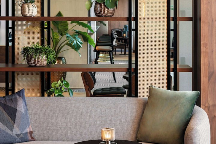 Lounge 82 of 113