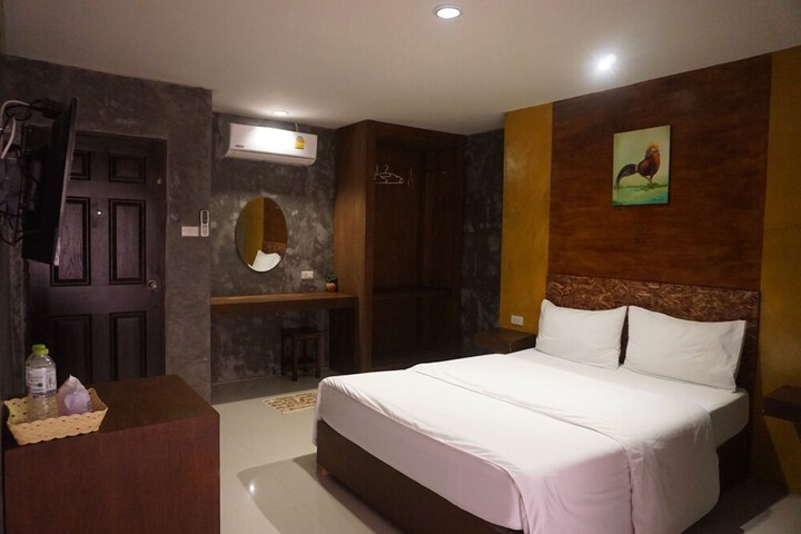 Room 13 of 32