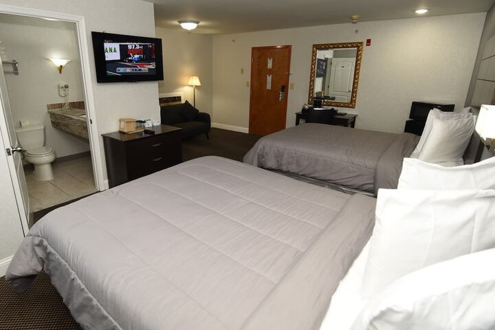 2 Queen Beds (8 of 18)