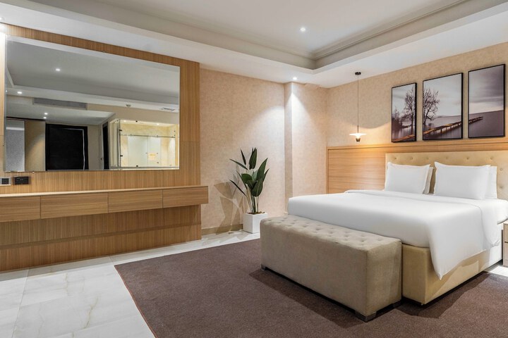 Room 5 of 28