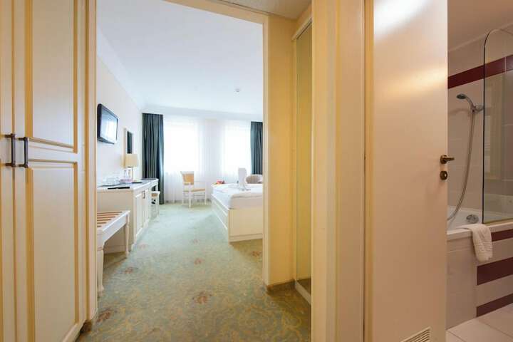 Room 32 of 69